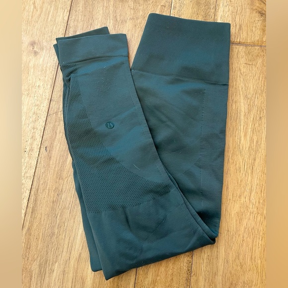 Lululemon workout pants. Hunter Green - Size 4 - Picture 1 of 3